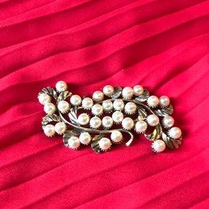 Vintage brooch pearl beads gold metal pin